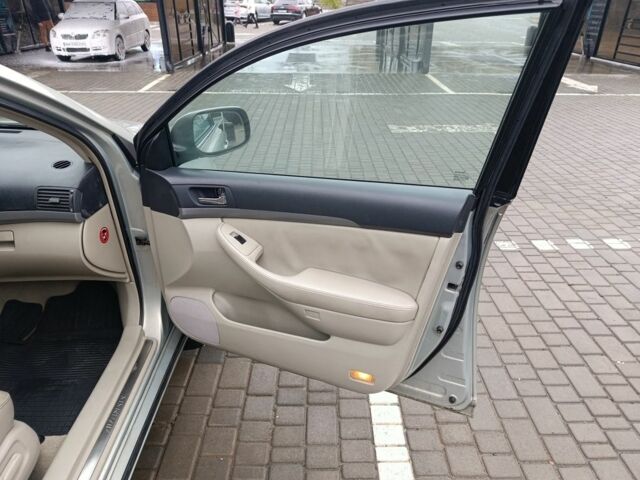 Серый Тойота Авенсис, объемом двигателя 2 л и пробегом 300 тыс. км за 2599 $, фото 13 на Automoto.ua