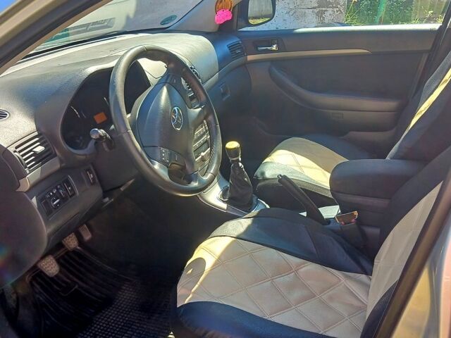 Серый Тойота Авенсис, объемом двигателя 2 л и пробегом 275 тыс. км за 7199 $, фото 2 на Automoto.ua