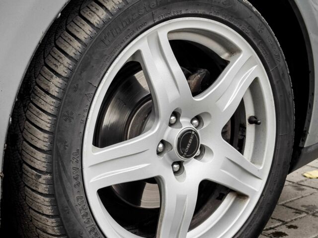 Серый Тойота Авенсис, объемом двигателя 2 л и пробегом 340 тыс. км за 3200 $, фото 8 на Automoto.ua