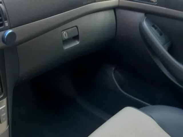 Серый Тойота Авенсис, объемом двигателя 2 л и пробегом 420 тыс. км за 6100 $, фото 9 на Automoto.ua