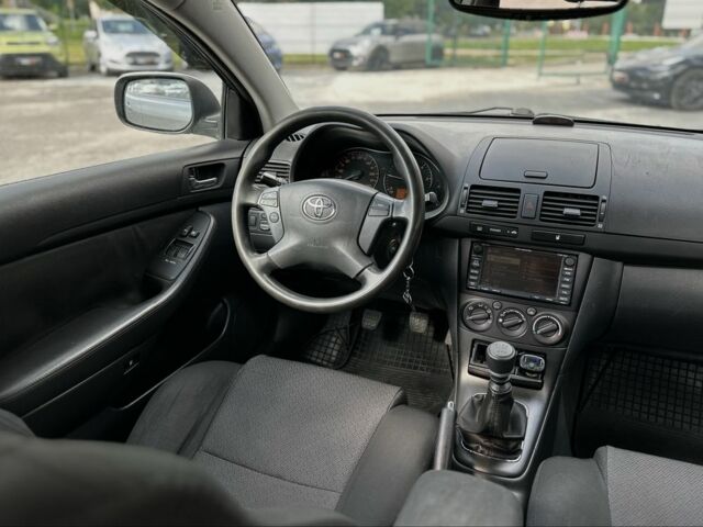 Серый Тойота Авенсис, объемом двигателя 2 л и пробегом 290 тыс. км за 6500 $, фото 13 на Automoto.ua