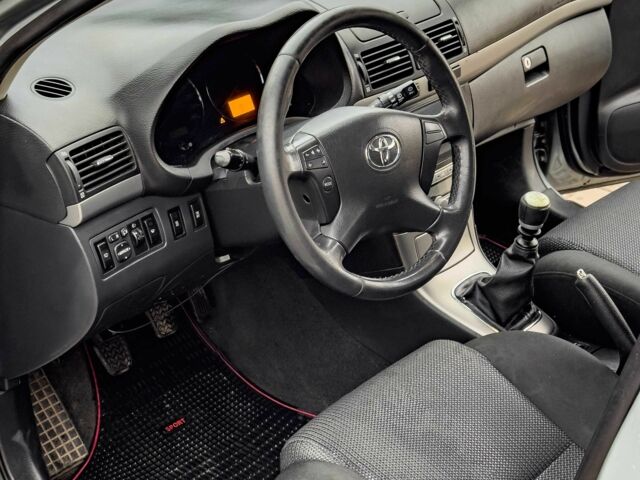 Серый Тойота Авенсис, объемом двигателя 2 л и пробегом 340 тыс. км за 3200 $, фото 9 на Automoto.ua