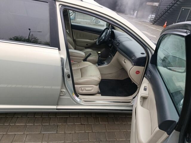 Серый Тойота Авенсис, объемом двигателя 2 л и пробегом 300 тыс. км за 2599 $, фото 12 на Automoto.ua