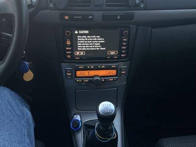 Серый Тойота Авенсис, объемом двигателя 2.2 л и пробегом 312 тыс. км за 6800 $, фото 6 на Automoto.ua