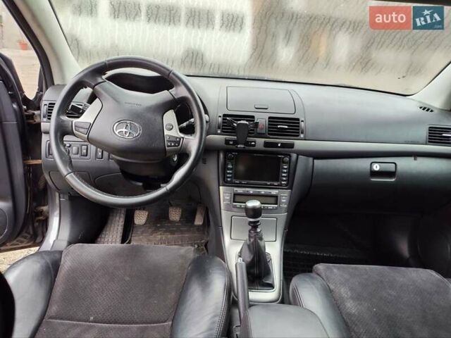 Серый Тойота Авенсис, объемом двигателя 2.2 л и пробегом 275 тыс. км за 4500 $, фото 3 на Automoto.ua