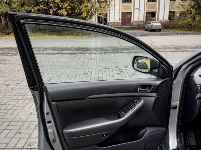 Серый Тойота Авенсис, объемом двигателя 2 л и пробегом 340 тыс. км за 3200 $, фото 10 на Automoto.ua