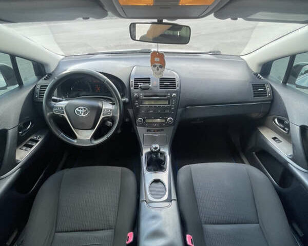 Серый Тойота Авенсис, объемом двигателя 2 л и пробегом 230 тыс. км за 7800 $, фото 22 на Automoto.ua
