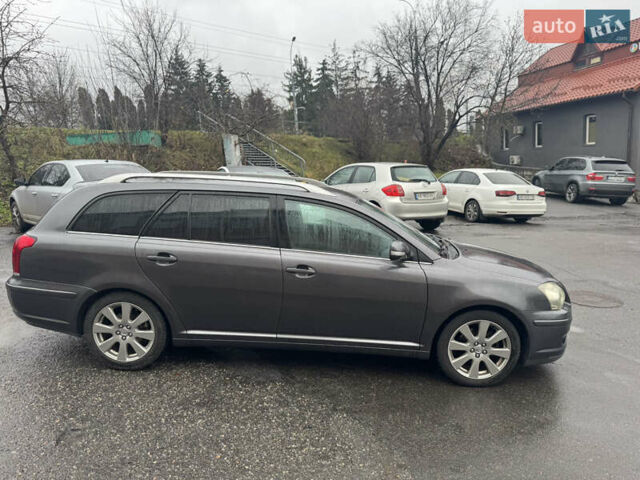 Серый Тойота Авенсис, объемом двигателя 2 л и пробегом 206 тыс. км за 7500 $, фото 4 на Automoto.ua