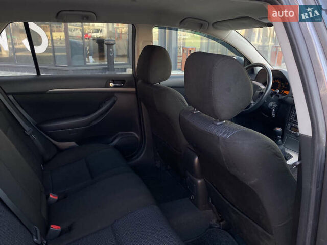 Серый Тойота Авенсис, объемом двигателя 2.2 л и пробегом 256 тыс. км за 5950 $, фото 24 на Automoto.ua