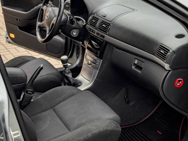 Серый Тойота Авенсис, объемом двигателя 2 л и пробегом 340 тыс. км за 3200 $, фото 16 на Automoto.ua