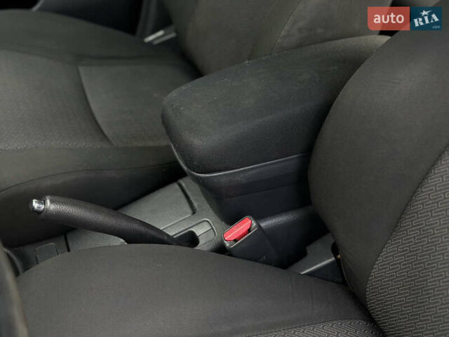 Сірий Тойота Авенсіс, об'ємом двигуна 2 л та пробігом 290 тис. км за 6500 $, фото 43 на Automoto.ua