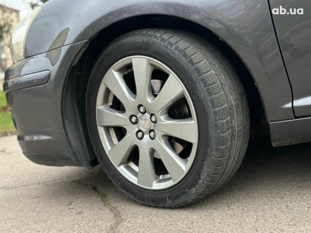 Серый Тойота Авенсис, объемом двигателя 2 л и пробегом 206 тыс. км за 8790 $, фото 3 на Automoto.ua