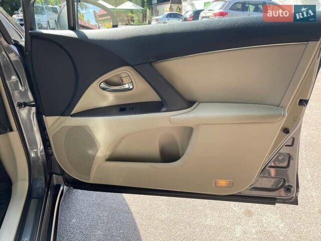 Серый Тойота Авенсис, объемом двигателя 2.23 л и пробегом 295 тыс. км за 8195 $, фото 20 на Automoto.ua
