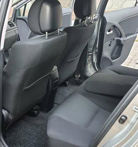 Серый Тойота Авенсис, объемом двигателя 1.6 л и пробегом 178 тыс. км за 8000 $, фото 2 на Automoto.ua
