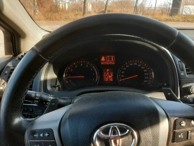 Серый Тойота Авенсис, объемом двигателя 2 л и пробегом 246 тыс. км за 8229 $, фото 4 на Automoto.ua