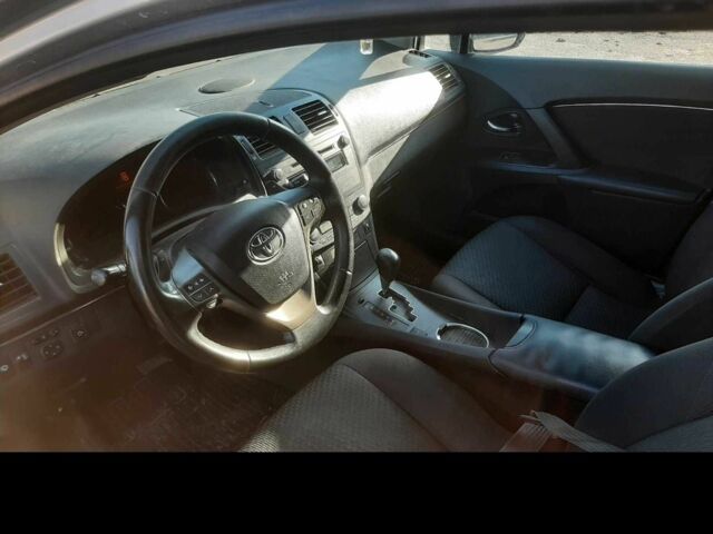 Серый Тойота Авенсис, объемом двигателя 2 л и пробегом 246 тыс. км за 8229 $, фото 3 на Automoto.ua