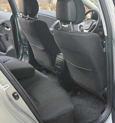 Серый Тойота Авенсис, объемом двигателя 1.6 л и пробегом 178 тыс. км за 8000 $, фото 5 на Automoto.ua