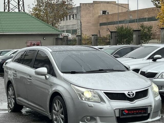 Серый Тойота Авенсис, объемом двигателя 2.2 л и пробегом 210 тыс. км за 9400 $, фото 2 на Automoto.ua