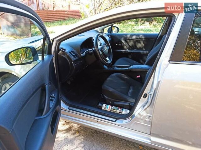 Серый Тойота Авенсис, объемом двигателя 2 л и пробегом 309 тыс. км за 7999 $, фото 4 на Automoto.ua