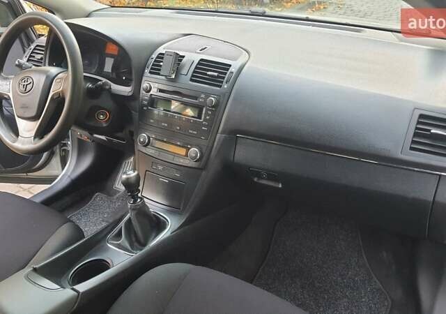 Серый Тойота Авенсис, объемом двигателя 1.6 л и пробегом 178 тыс. км за 8000 $, фото 11 на Automoto.ua