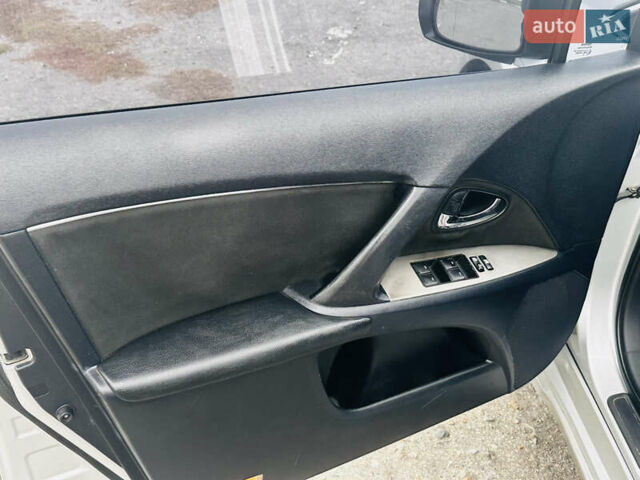 Серый Тойота Авенсис, объемом двигателя 2.2 л и пробегом 273 тыс. км за 8300 $, фото 12 на Automoto.ua