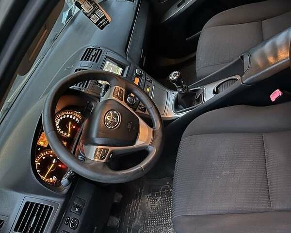 Серый Тойота Авенсис, объемом двигателя 2 л и пробегом 277 тыс. км за 8500 $, фото 2 на Automoto.ua