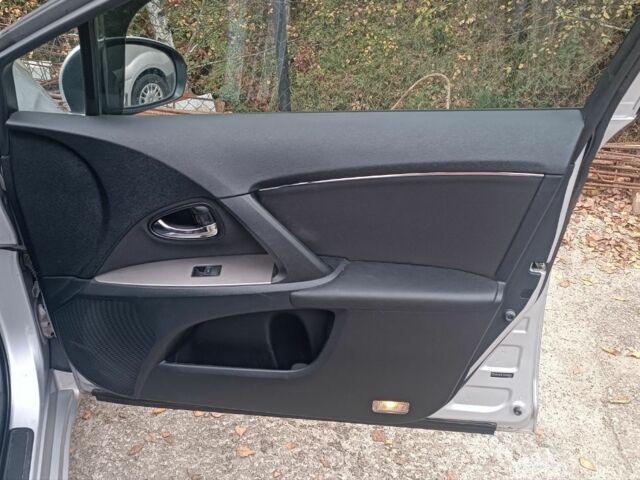 Серый Тойота Авенсис, объемом двигателя 2.2 л и пробегом 189 тыс. км за 9000 $, фото 2 на Automoto.ua