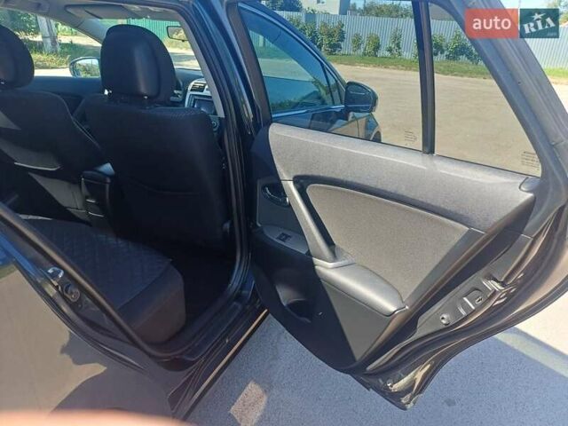 Серый Тойота Авенсис, объемом двигателя 2 л и пробегом 227 тыс. км за 8350 $, фото 4 на Automoto.ua