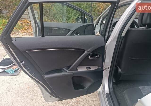 Серый Тойота Авенсис, объемом двигателя 2.23 л и пробегом 196 тыс. км за 9000 $, фото 5 на Automoto.ua