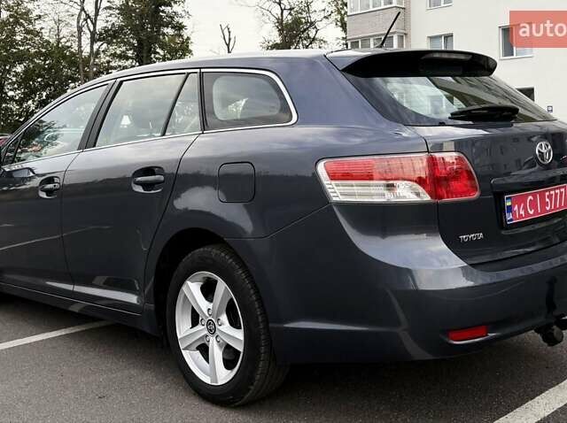 Серый Тойота Авенсис, объемом двигателя 1.6 л и пробегом 200 тыс. км за 8400 $, фото 5 на Automoto.ua