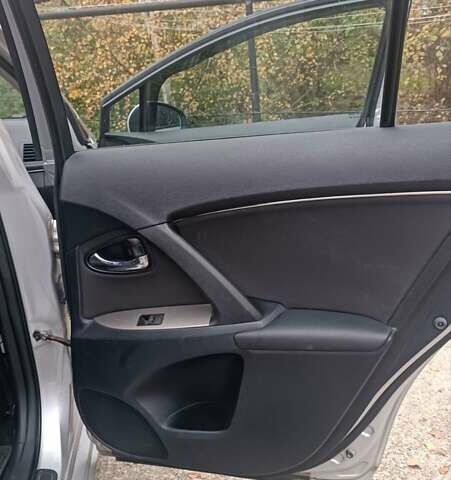 Серый Тойота Авенсис, объемом двигателя 2.23 л и пробегом 196 тыс. км за 9000 $, фото 12 на Automoto.ua