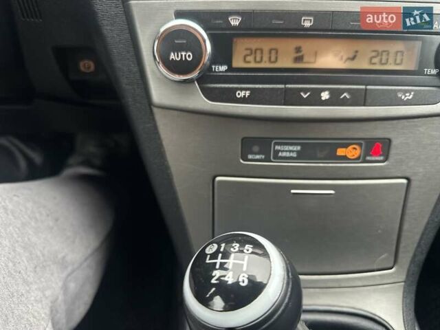 Сірий Тойота Авенсіс, об'ємом двигуна 2 л та пробігом 251 тис. км за 7999 $, фото 57 на Automoto.ua