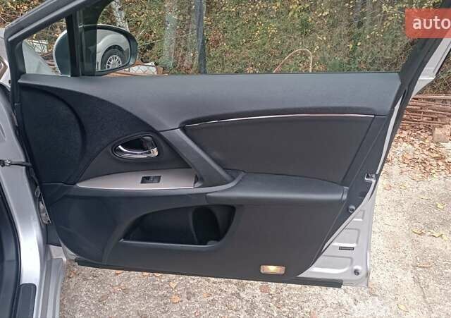 Серый Тойота Авенсис, объемом двигателя 2.23 л и пробегом 196 тыс. км за 9000 $, фото 3 на Automoto.ua