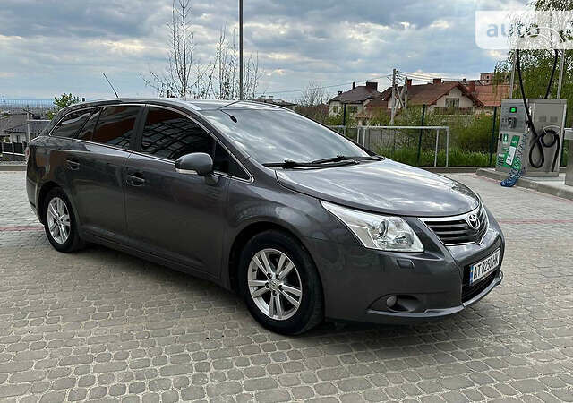 Серый Тойота Авенсис, объемом двигателя 2 л и пробегом 240 тыс. км за 9500 $, фото 1 на Automoto.ua