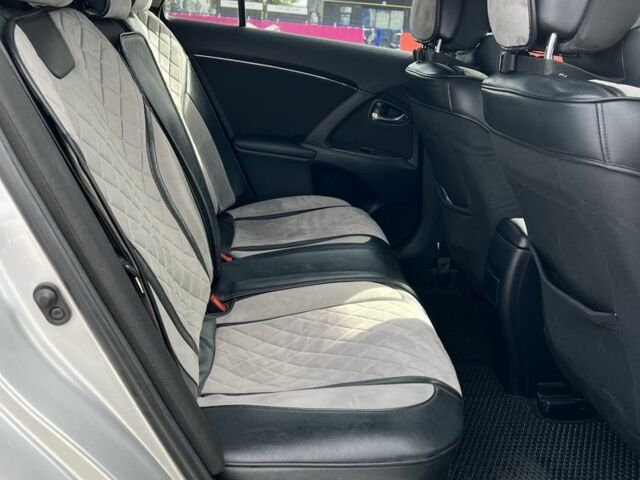 Серый Тойота Авенсис, объемом двигателя 2 л и пробегом 250 тыс. км за 7800 $, фото 9 на Automoto.ua