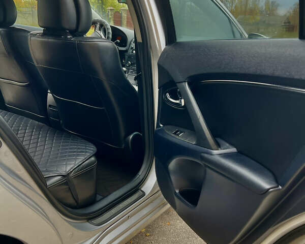Серый Тойота Авенсис, объемом двигателя 2.23 л и пробегом 275 тыс. км за 8300 $, фото 15 на Automoto.ua