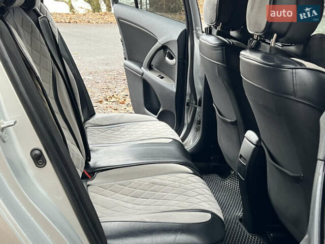 Серый Тойота Авенсис, объемом двигателя 2 л и пробегом 250 тыс. км за 6999 $, фото 48 на Automoto.ua