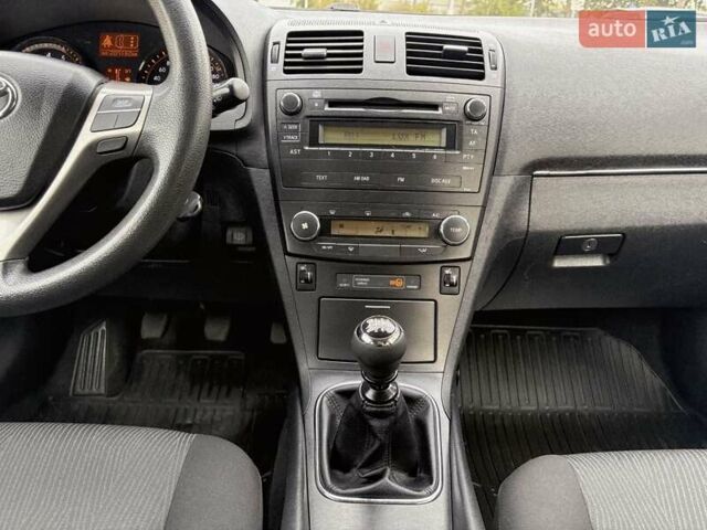 Серый Тойота Авенсис, объемом двигателя 1.6 л и пробегом 200 тыс. км за 8400 $, фото 26 на Automoto.ua