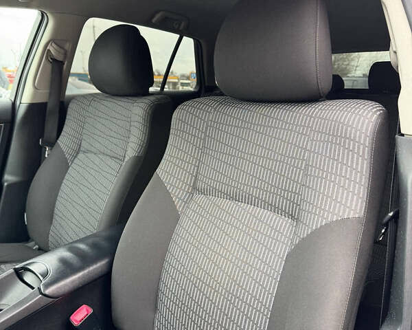 Серый Тойота Авенсис, объемом двигателя 2 л и пробегом 240 тыс. км за 9650 $, фото 7 на Automoto.ua