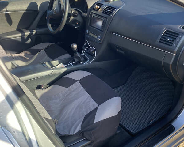Серый Тойота Авенсис, объемом двигателя 2 л и пробегом 180 тыс. км за 9300 $, фото 7 на Automoto.ua