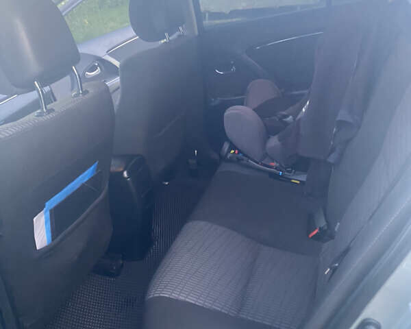 Серый Тойота Авенсис, объемом двигателя 2 л и пробегом 290 тыс. км за 9300 $, фото 17 на Automoto.ua