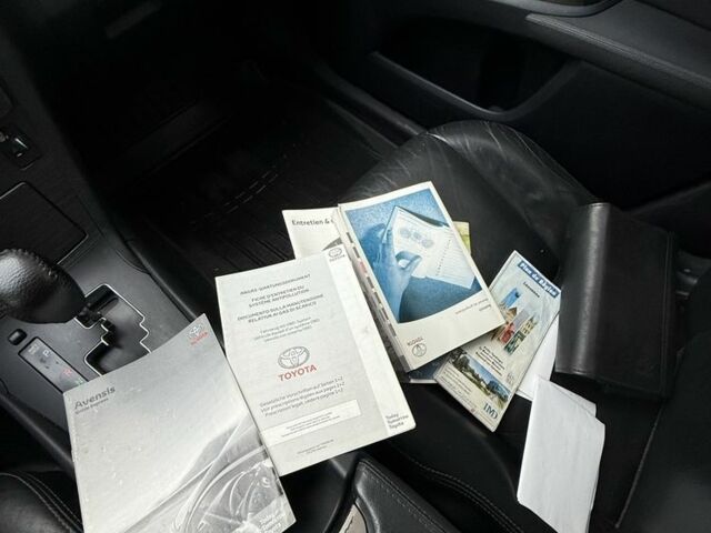 Серый Тойота Авенсис, объемом двигателя 1.8 л и пробегом 230 тыс. км за 8850 $, фото 2 на Automoto.ua