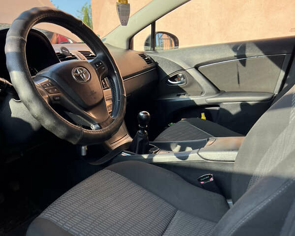 Серый Тойота Авенсис, объемом двигателя 2.2 л и пробегом 233 тыс. км за 8990 $, фото 9 на Automoto.ua