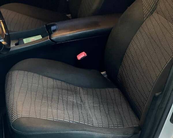 Серый Тойота Авенсис, объемом двигателя 1.99 л и пробегом 200 тыс. км за 9490 $, фото 22 на Automoto.ua