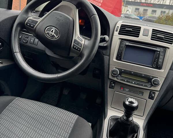 Серый Тойота Авенсис, объемом двигателя 2 л и пробегом 240 тыс. км за 9650 $, фото 9 на Automoto.ua