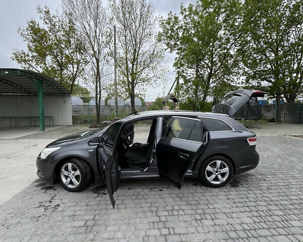 Серый Тойота Авенсис, объемом двигателя 2.2 л и пробегом 236 тыс. км за 8700 $, фото 4 на Automoto.ua