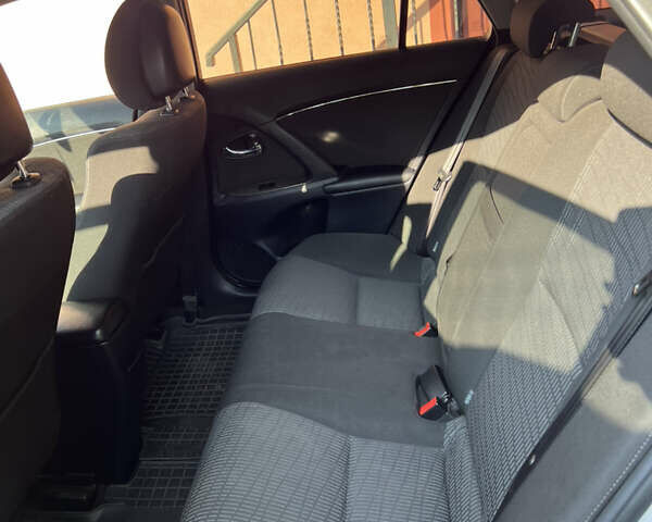 Серый Тойота Авенсис, объемом двигателя 2.2 л и пробегом 233 тыс. км за 8990 $, фото 8 на Automoto.ua