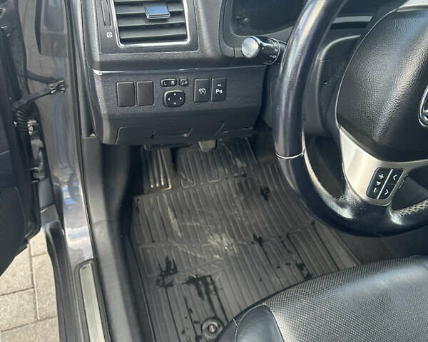 Серый Тойота Авенсис, объемом двигателя 1.99 л и пробегом 248 тыс. км за 12200 $, фото 8 на Automoto.ua