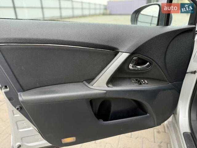 Серый Тойота Авенсис, объемом двигателя 2 л и пробегом 243 тыс. км за 8450 $, фото 8 на Automoto.ua