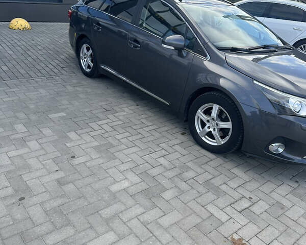 Серый Тойота Авенсис, объемом двигателя 1.99 л и пробегом 248 тыс. км за 12200 $, фото 2 на Automoto.ua